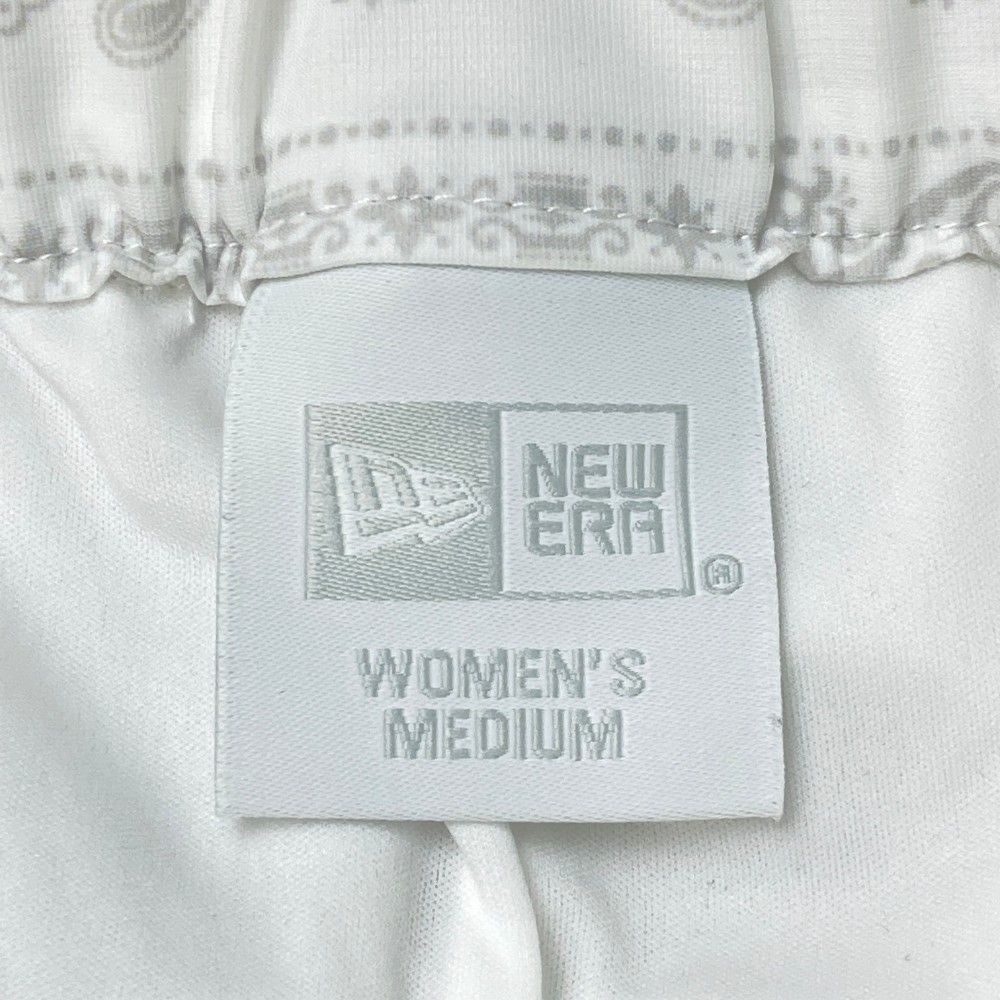 サイズ：M NEW ERA ニューエラ  インナー付スカート バンダナ ホワイト系 [240101436102] ゴルフウェア レディース ストスト サイズ：M NEW ERA ニューエラ インナー付スカート バンダナ