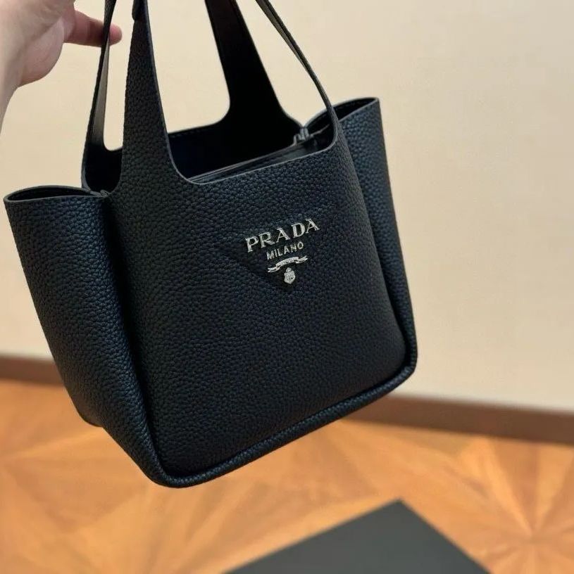 PRADA バケツバッグ プラダ トートバッグ (最安値挑戦中)期間限定 - メルカリ