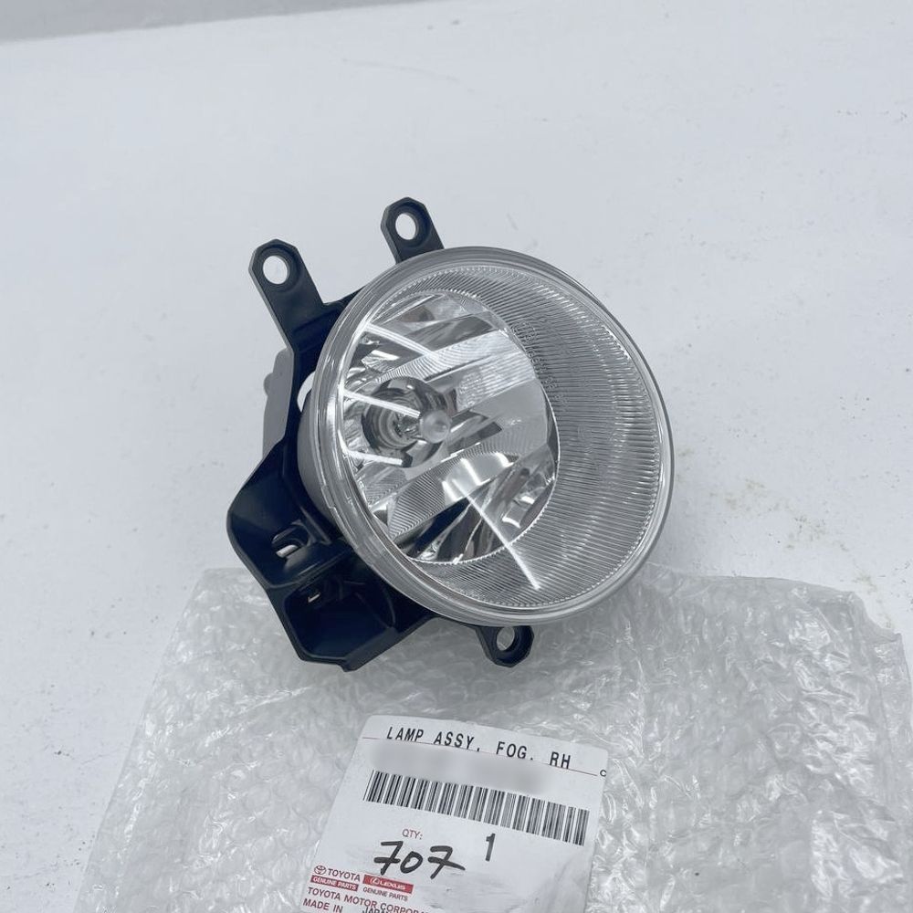 送料無料。 トヨタ 純正 TOYOTA 正規 フロント フォグランプ LH 左 助手席 ヴォクシー ZRR8 ZWR80 ノア ZRR8 80系 前期初期 パーツ エンジン タイヤ カスタム 値下 セット売り