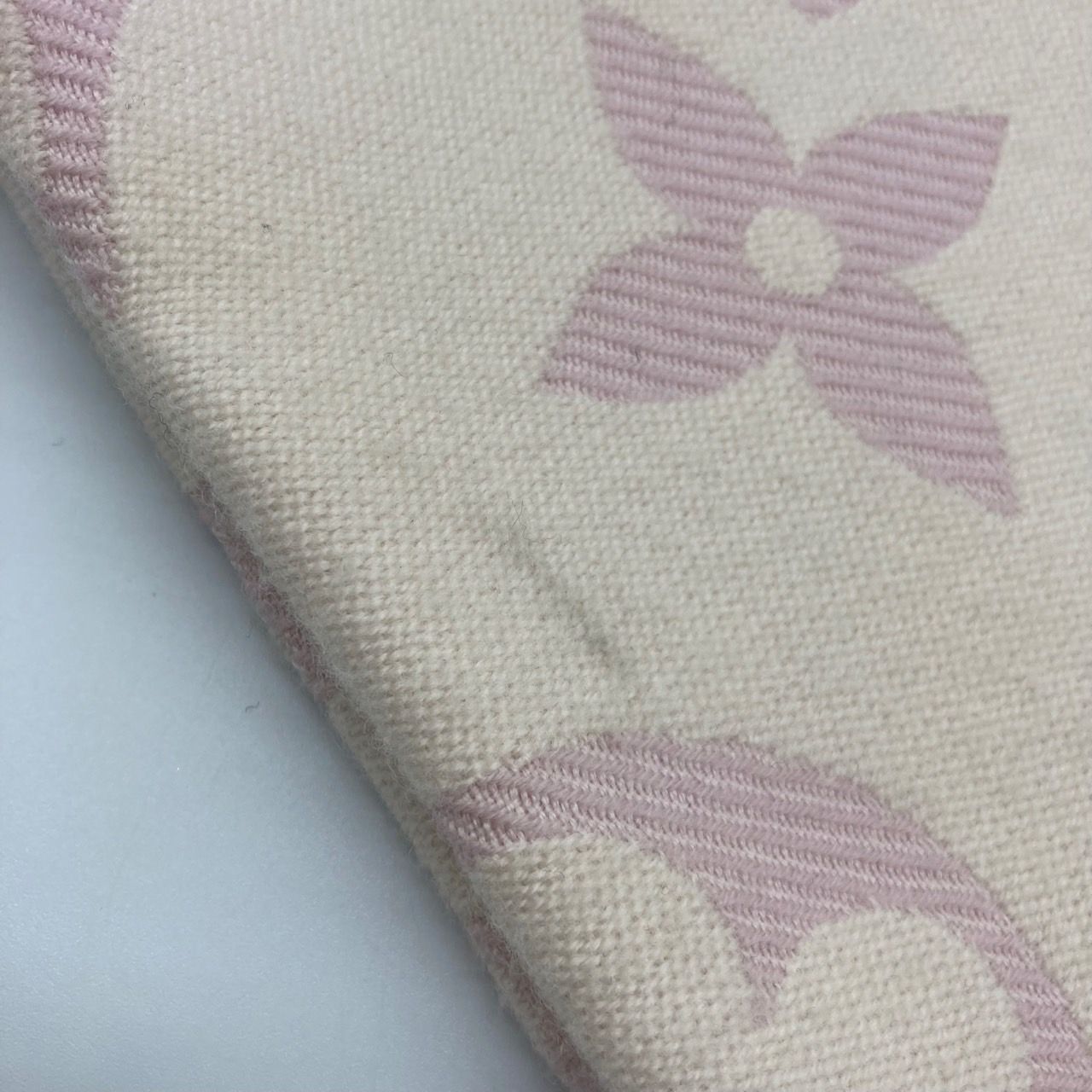 ルイヴィトン マフラー・LV エセンシャル ピンクベージュローズ 中古品