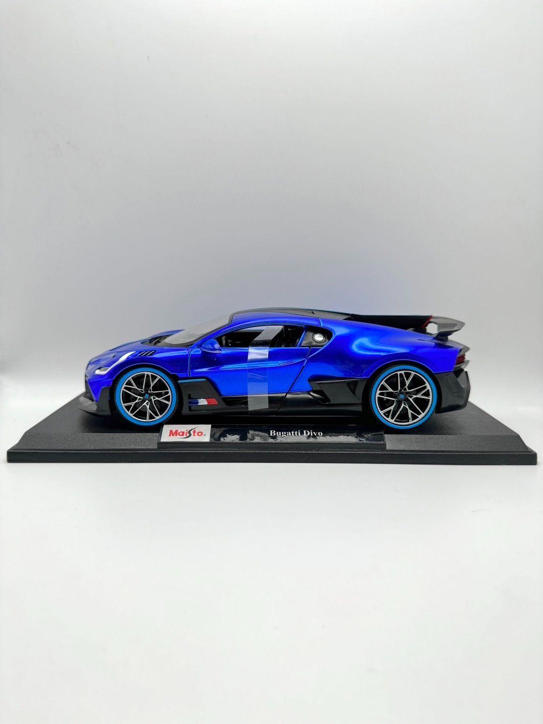 マイスト 1/18 ブガッティ ディーヴォ Unboxing & Review] - Bugatti Divo 1:18 by Maisto - YouTube