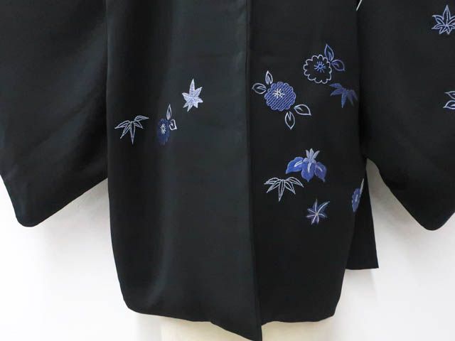 一輝堂】【着物】黒羽織 相良刺繍 楓・花文 羽織り紐別売り 身丈 一輝堂】【着物】黒羽織 相良刺繍 楓・花文 羽織り紐別売り 身丈