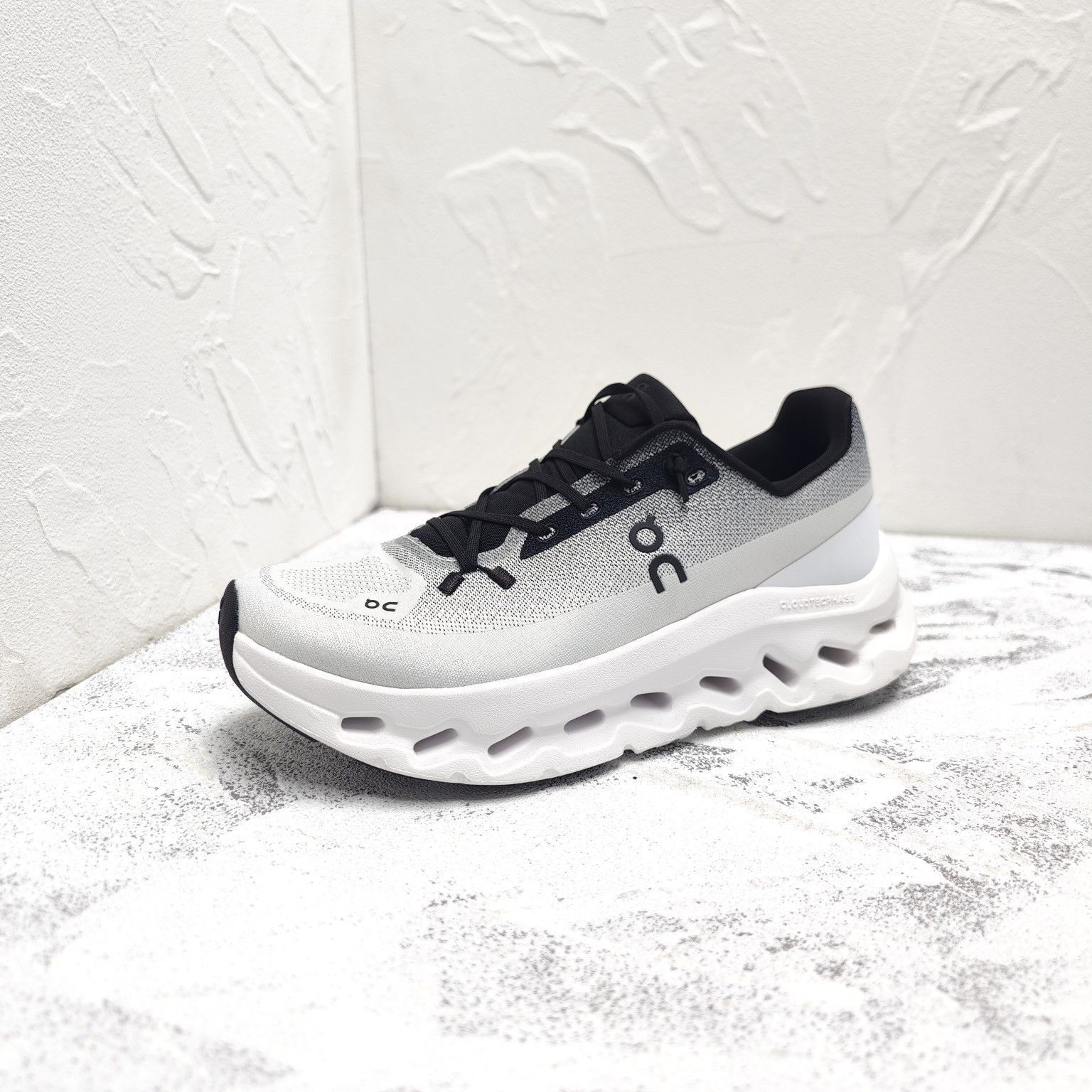 ON Cloudtilt（クラウドティルト）ホワイト スニーカー 男女兼用