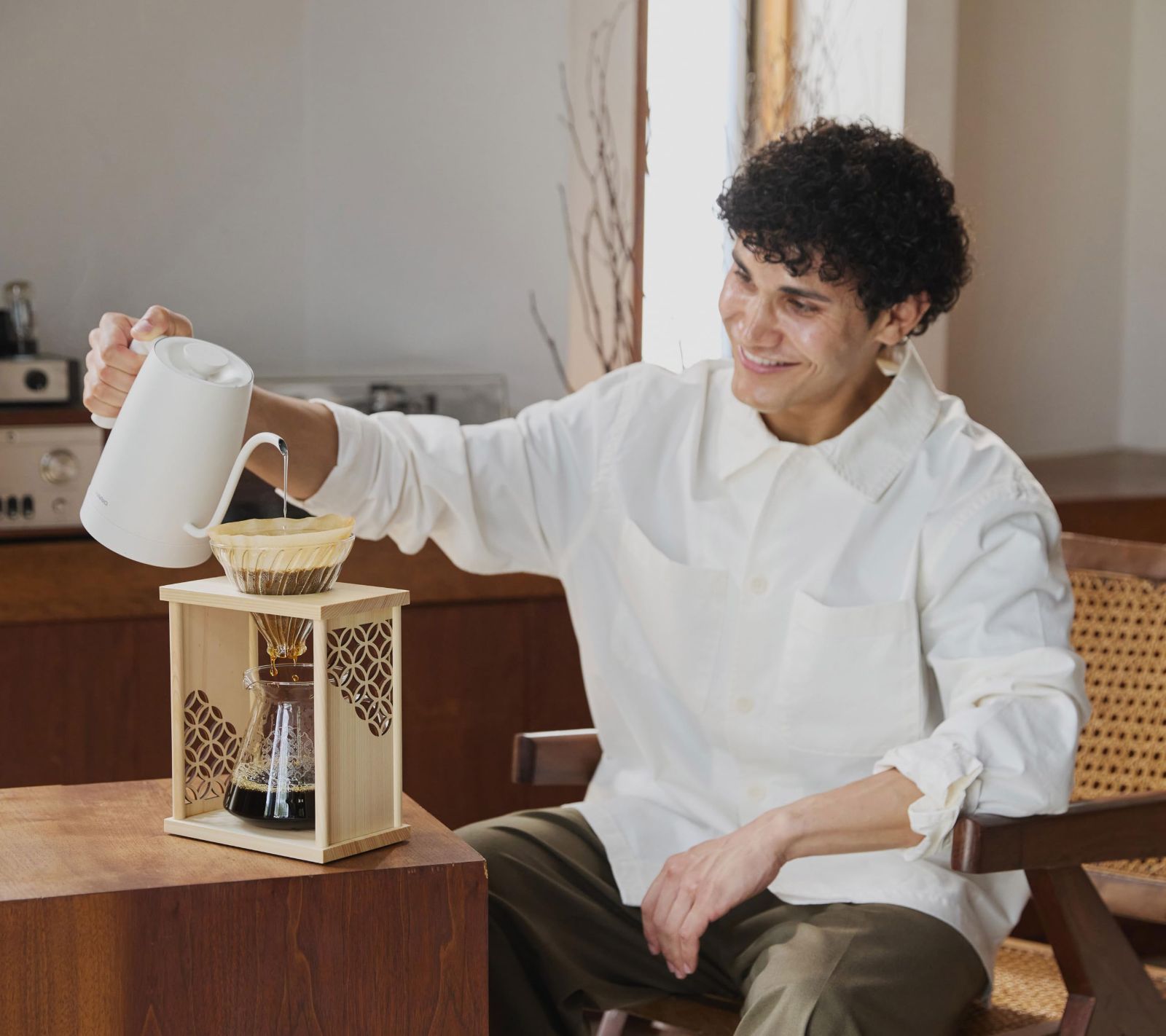 新着商品 ハリオ HARIO ドリップスタンドセット 七宝 ナチュラル ブラック 実用容量600mL V60ドリッパー サーバー ペーパー40枚付き 1～4人用 ナチュラル