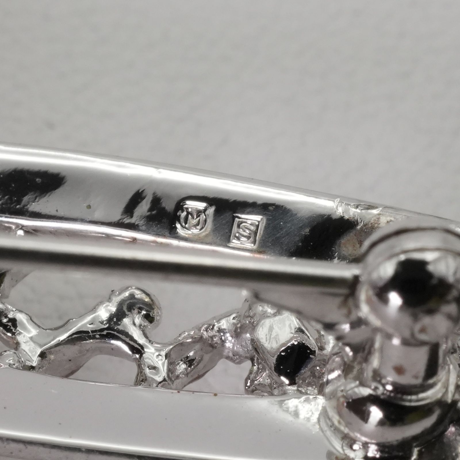 215【ミキモト】シルバー　パール　リボン　ブローチ　箱付き 215【ミキモト】シルバー パール リボン ブローチ 箱付き
