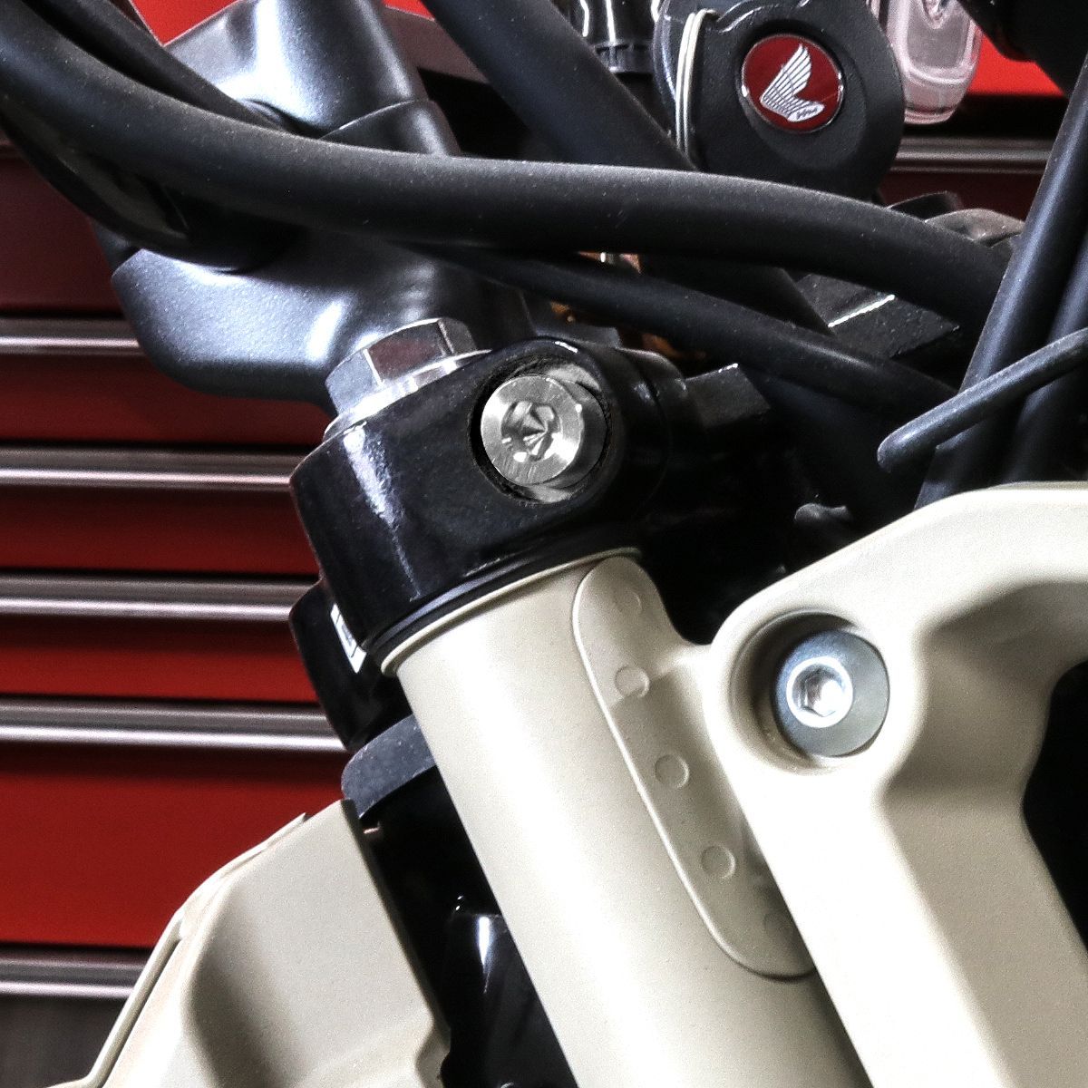 CT125 ハンターカブ チタンボルト JA55/JA65 フォーククランプ用 ボルトセット 4本入り 六角穴付き ストレートキャップボルト カスタム パーツ シルバー BS0215