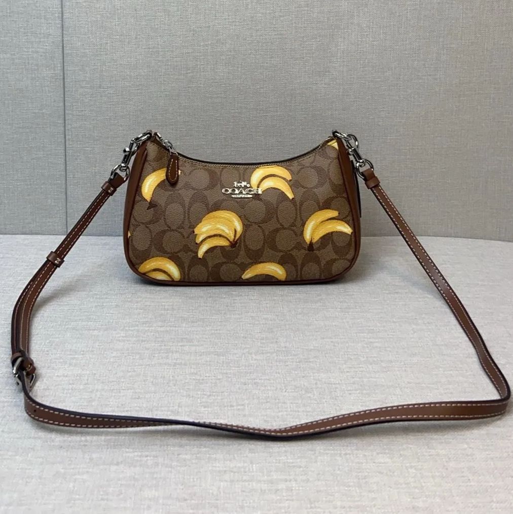 コーチ] ショルダーバッグ teri purp 脇下バッグ バナナ 斜め掛け
