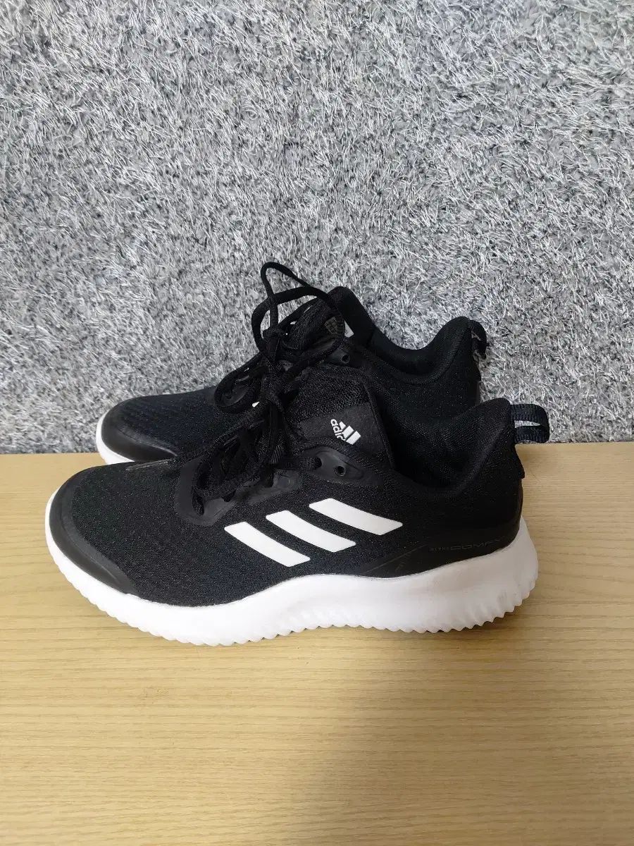 adidas アディダス アルファ コンフィ ランニングシューズ 235