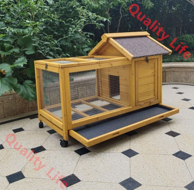 なトレイを備えた木造鶏小屋 モルモットなどの小動物の養鶏に最適なウサギケージ