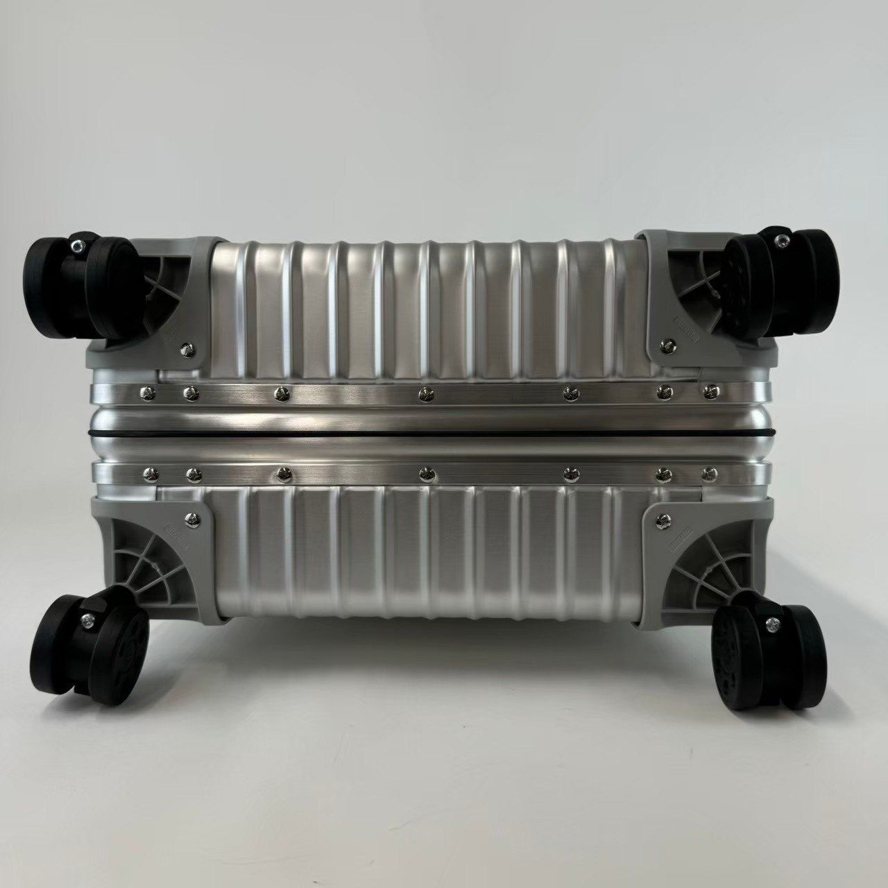 RIMOWA リモワ クラシック キャビンs シルバー 楽天市場】新品未使用 RIMOWA リモワ Classic Cabin S Silver