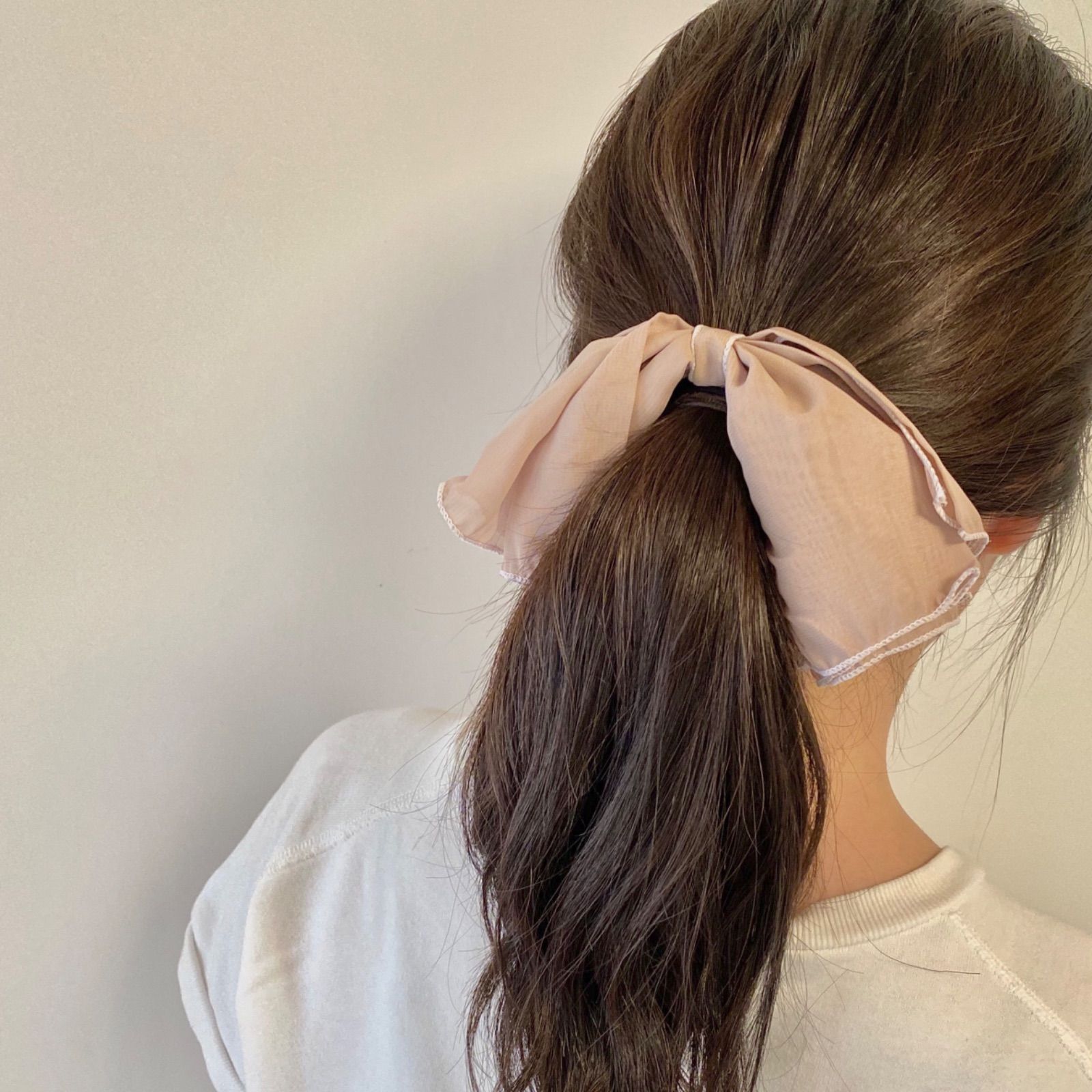 メルカリshops ふんわりとした透け感が可愛い シフォンリボン ヘアゴム ベージュ ビックリボン