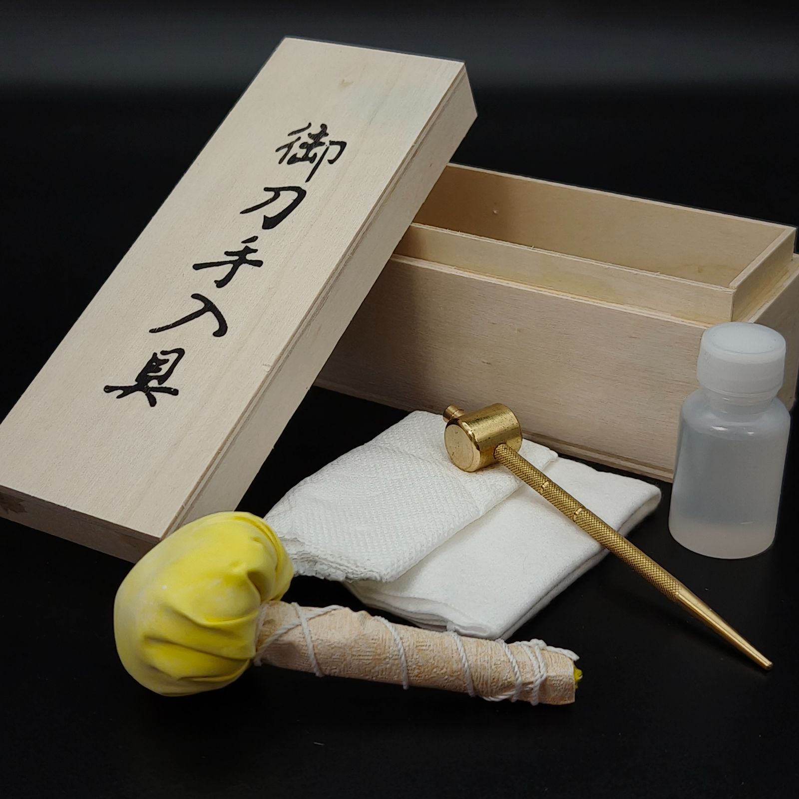 日本刀手入れ用具　刀器の具　御刀　刀油・打粉・目釘抜き・拭紙・油布　 5個 御刀手入具 日本刀手入れ具 刀油・打粉・目釘抜き・拭紙・油布