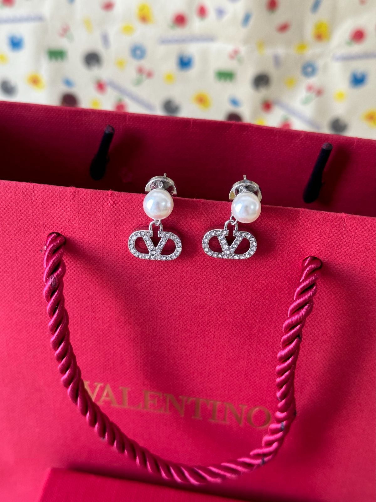 valentino garavani - 【箱付き☆極美品】Valentino ピアス V