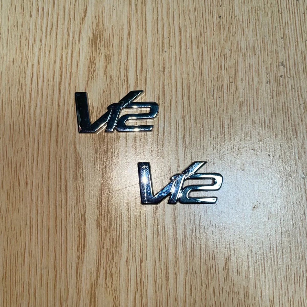アストンマーティン v12エンブレム 純正2個セット - メルカリ