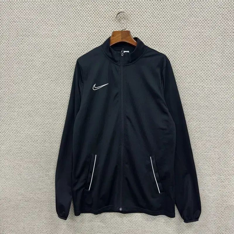 【25％OFF】 Nike(ナイキ） ジップアップ トラックトップス 刺繍ロゴ ナイキ