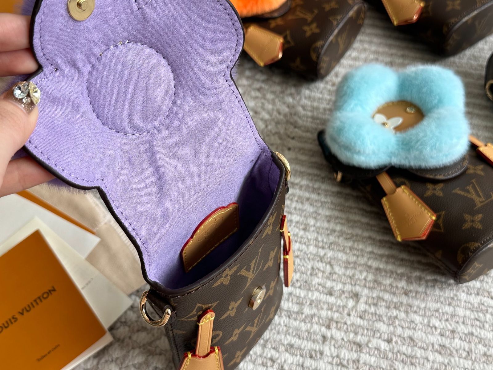 今日 LV 2025 クリスマス リミテッド ヴィヴィアン スマホバッグ ベルベット 15×10cm -MM輸入