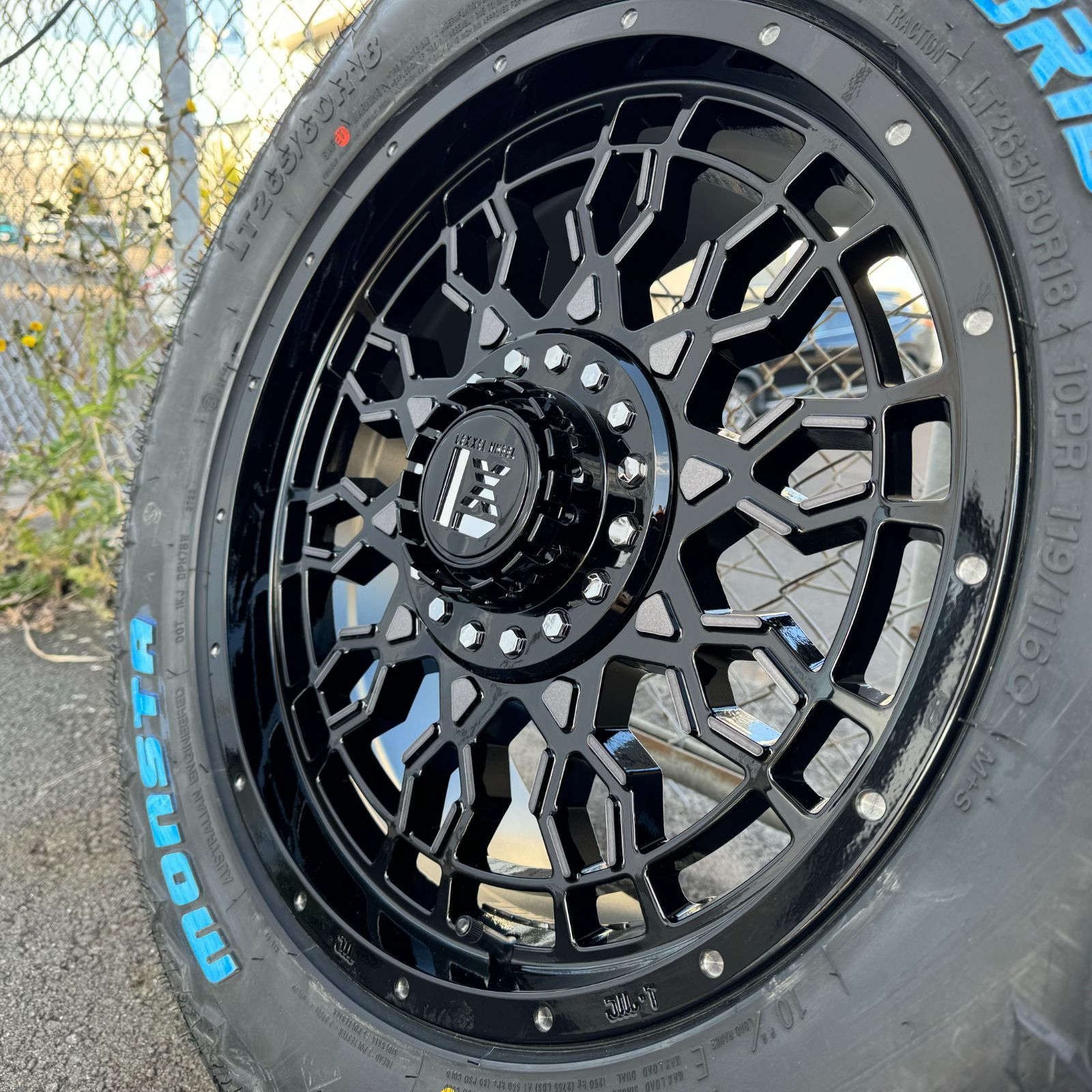 ベンツ Gクラス ゲレンデ W463 18インチ タイヤ ホイール 4本セット 1台分 LEXXEL PreDator モンスタ RT HYBRID  265/60R18 ホワイトレター - メルカリ