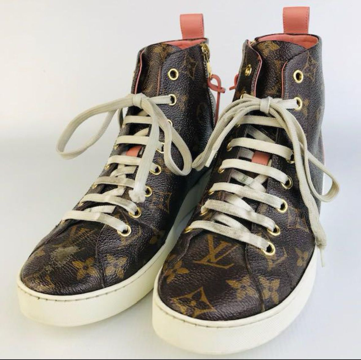 【極美品】ルイヴィトン スニーカー ハイカット モノグラム 総柄 オールレザー 極美品ルイヴィトン スニーカー ハイカット モノグラム 総柄 オール