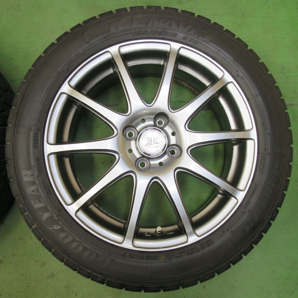 【人気売れ筋】 バリ溝 キレイ 9.5分 LOXARNY SPORT 195 55R16 スタッドレス グッドイヤー アイスナビ7 ロクサーニ スポーツ 16インチ PCD100 4H 5092602イス