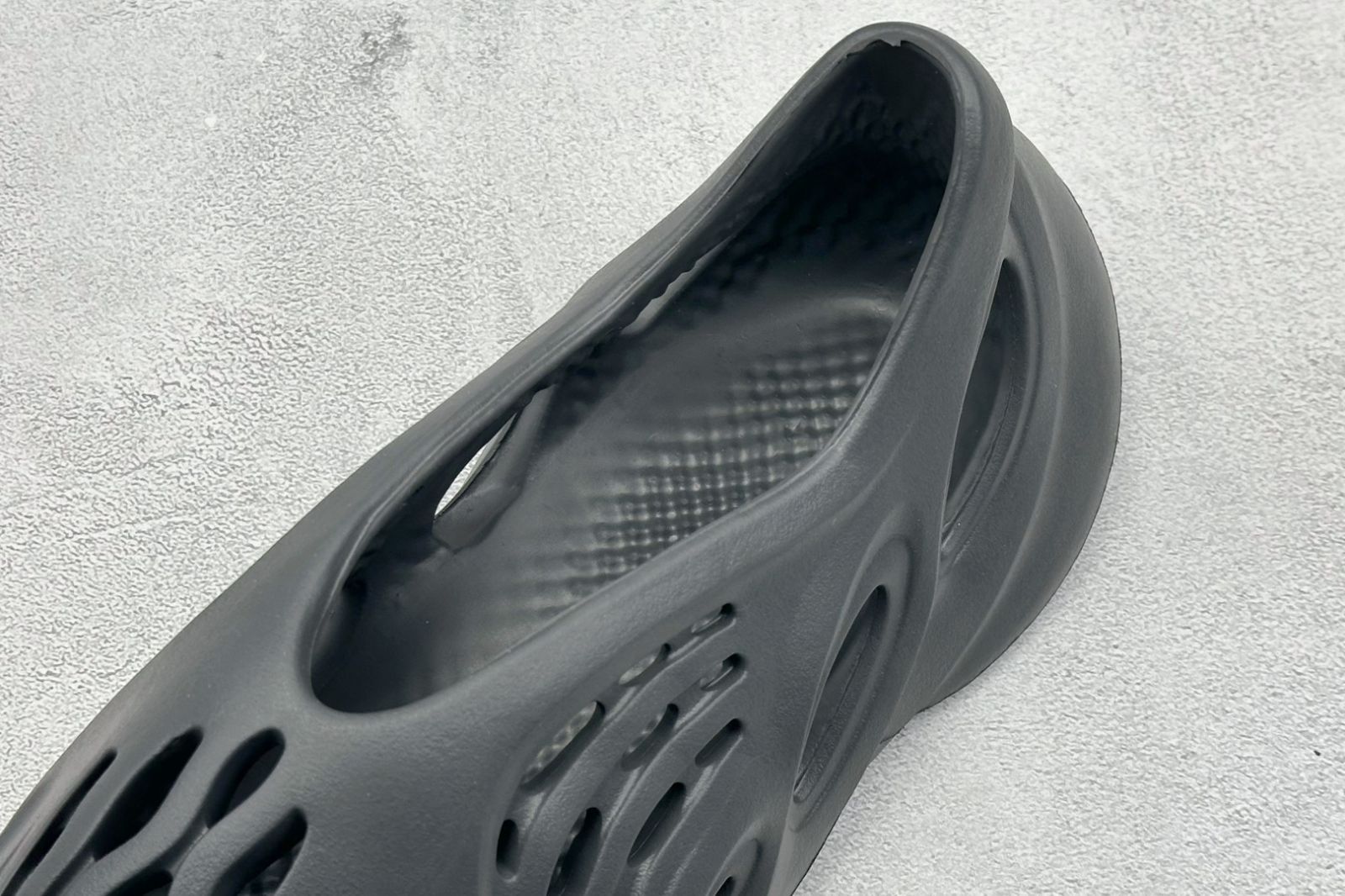 新品未使用　イージーフォームランナー　オニキス adidas×YEEZY YEEZY Foam Runner Onyx イージー フォーム
