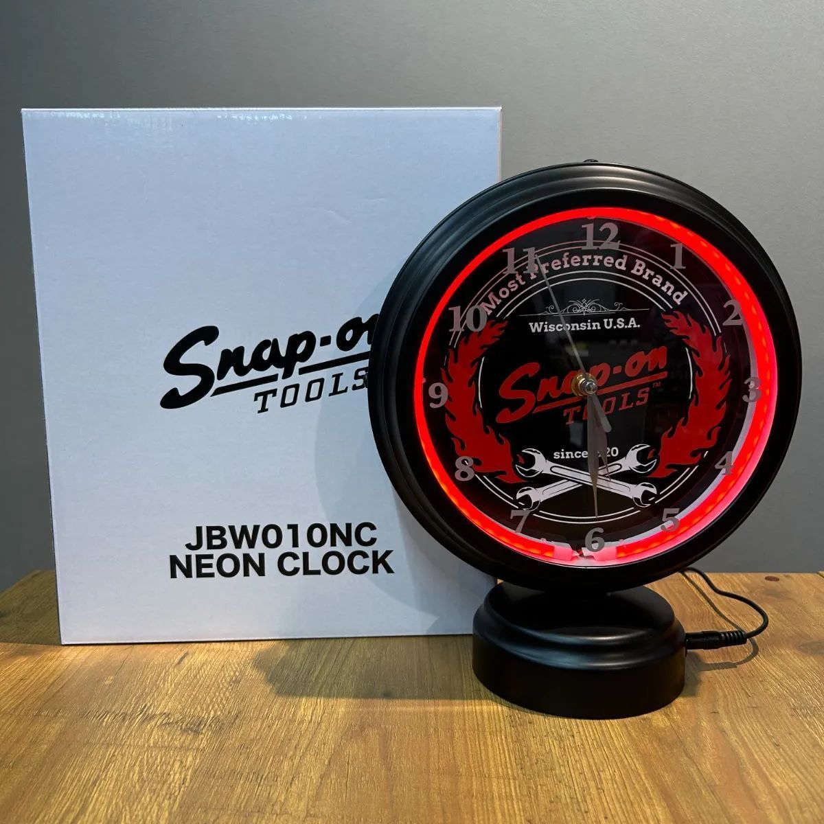 Snap-on　LEDネオンクロック　数量限定　置き時計　JBW010NC　ネオン　スナップオン　工具　新品未使用品　送料無料　ガレージ　お部屋　インテリア　レッドネオン　単三電池　23.5×28.5　アメリカン　アメリカ　アメ車　シボレー　フォード　ハマー