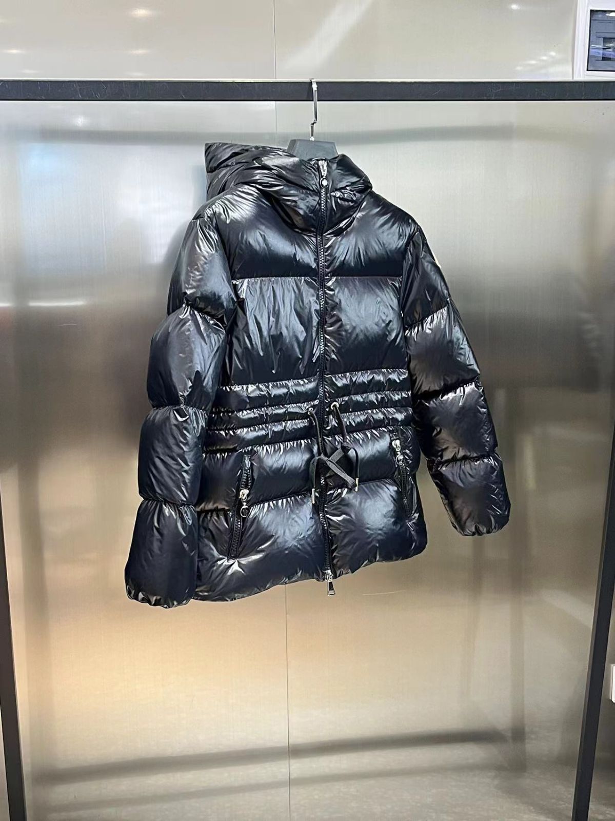 MONCLERモンクレール 黑い女性用短いダウンジャケット｜