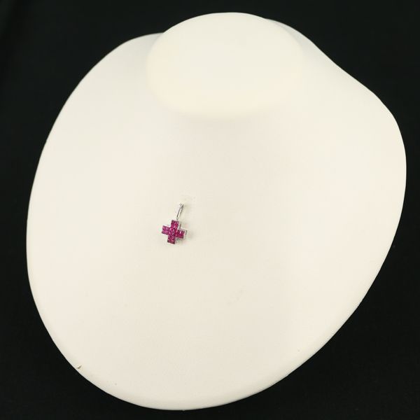 レ・エッセンシャル ペンダントトップ ルビー ミステリーセッティング