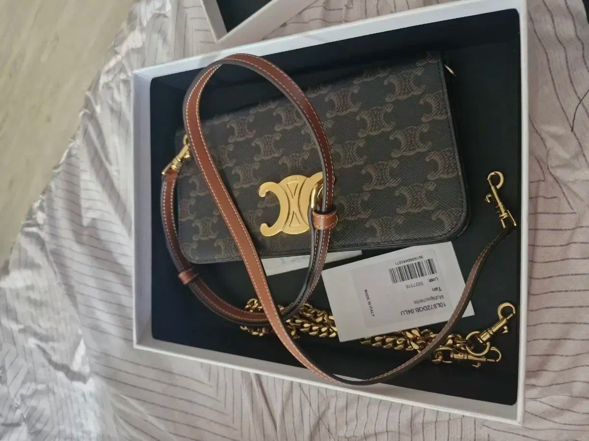 セリーヌ トリオンフ マルチポシェット タン 150万円で