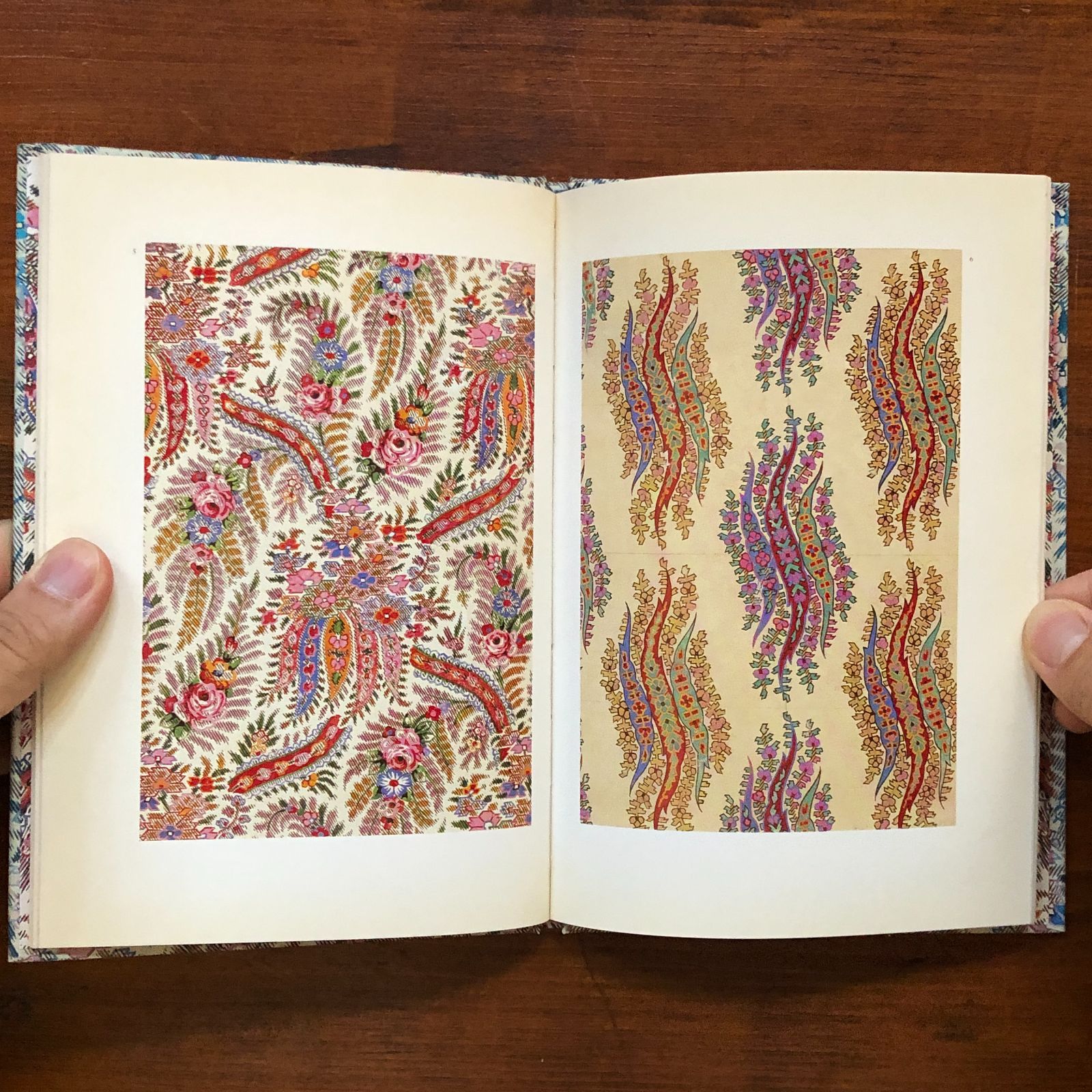 THE VICTORIA AND ALBERT COLOUR BOOKS DESIGNS FOR SHAWLS