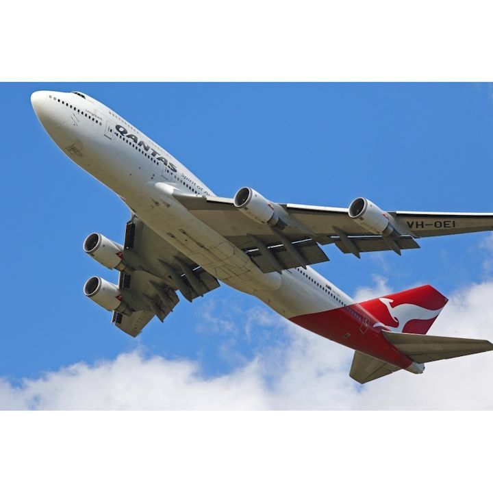 絵画風 壁紙ポスター (はがせるシール式) カンタス航空 GF ボーイング 747-400ER Long Reach ジャンボジェット 2002年運用 キャラクロ B747-019S2 (603mm×401mm) ＜日本製＞ ウォールステッカー お風呂ポス