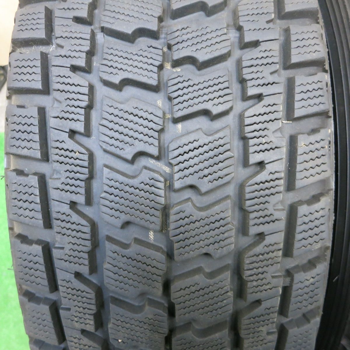 *送料無料* バリ溝！キレイ！9分★JEEP ジープ JK ラングラー 純正 265/65R17 スタッドレス グッドイヤー WRANGLER IP/N PCD127/5H★4062601ナス