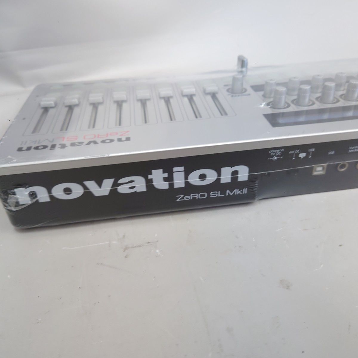 動作品】Novation ZeRO SL MkⅡ MIDIコントローラー 本体のみ