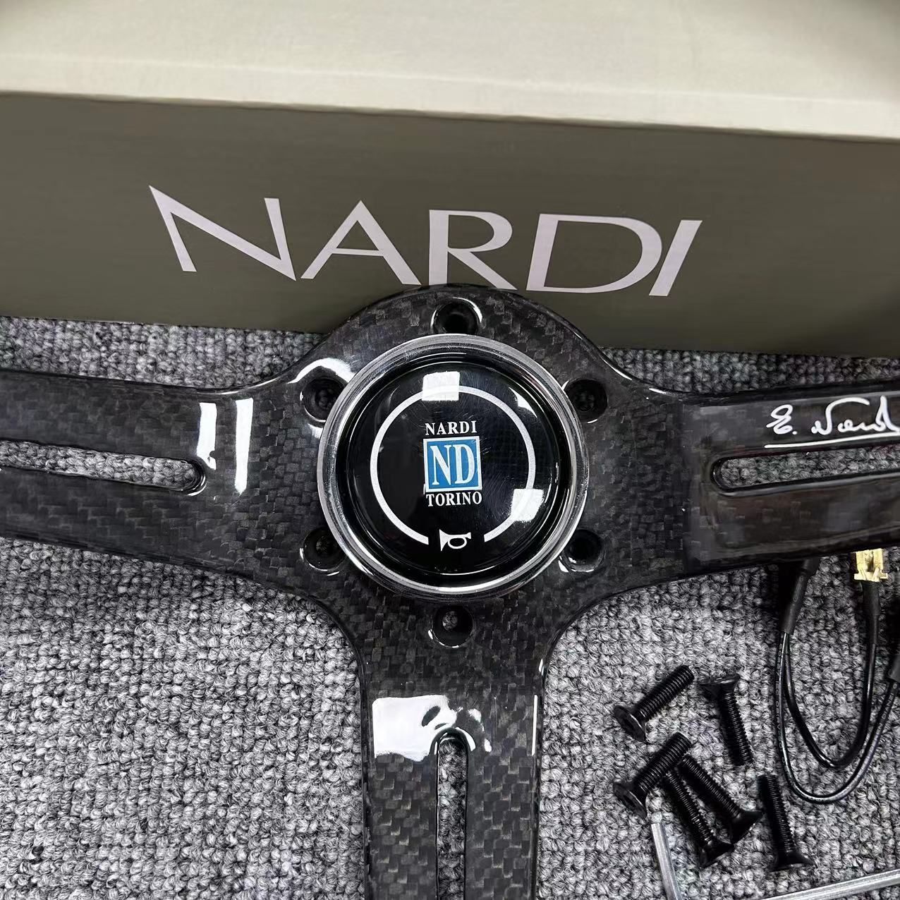 新作 炭素繊維★NARDI★高級 ステアリング スポーツステアリングホイール 高品質 車ハンドル PVCレザー 340mm 13インチ レース ドリフト ステアリング