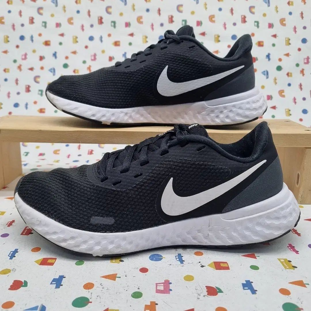 【雷市場（ポンジャン）商品韓国直送】 NIKE(ナイキ) レボリューション 5 ランニングシューズ 245