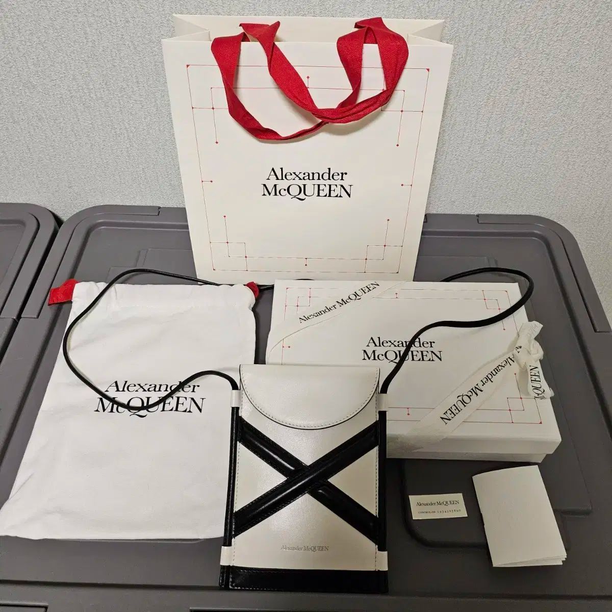 Alexander McQueen アレキサンダーマックイーン カーフレザー クロスバッグ パスポートバッグ 旅行用かばん アイボリー ブラック