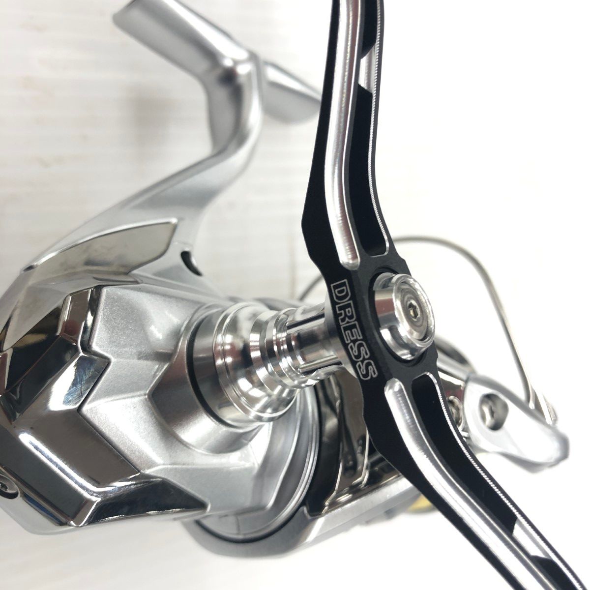 SHIMANO - σσ【中古】SHIMANO  スピニングリール 23ストラディック 3000MHG 美品 程度A ゴメクサスハンドルノブ・ドレスハンドル付 045874 目立った傷や汚れなし σσ【中古】SHIMANO スピニングリール 23ストラディック 3000MHG