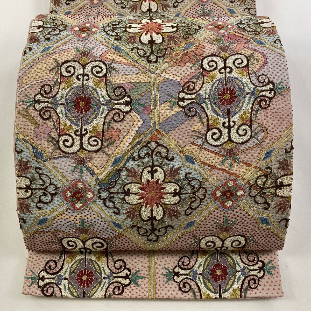 袋帯 草花 幾何学模様 金糸 相良刺繍 薄ピンク お太鼓柄 正絹