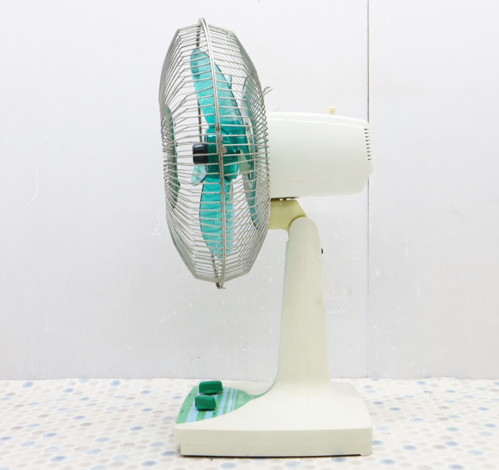 【昭和レトロ】Mitsubishi 卓上扇風機 D30-H MITSUBISHI 三菱 昭和レトロ 扇風機 D30-H6形 - メルカリ