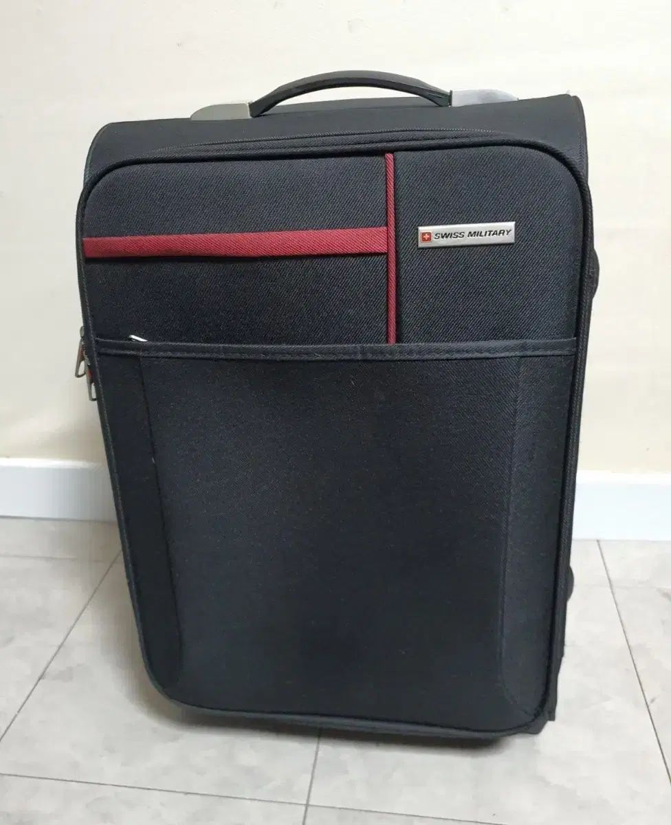 スイス軍 キャリーケース スーツケース 機内持ち込みサイズ キャリア ほぼ