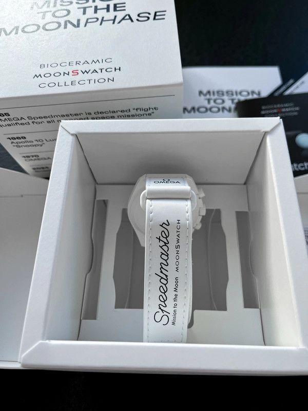 新品 Swatch x Omega Bioceramic Moonswatch Mission To Moonphase Snoopy SO33W700 スウォッチxオメガバイオセラミックス ムーンウォッチ 月面着陸計画 スヌーピー