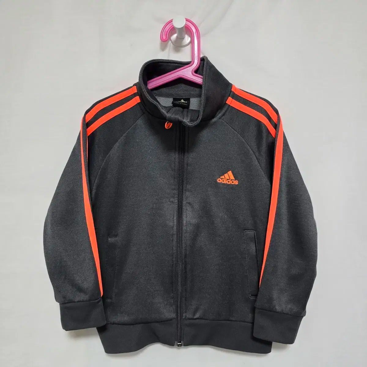 【驚きの破格値，100%新品】 adidas(アディダス) リトルキッズ トラックスーツ 裏起毛 グレー トレーニングジャケット トゥイーン 3 ー 4 税金 1001 その他
