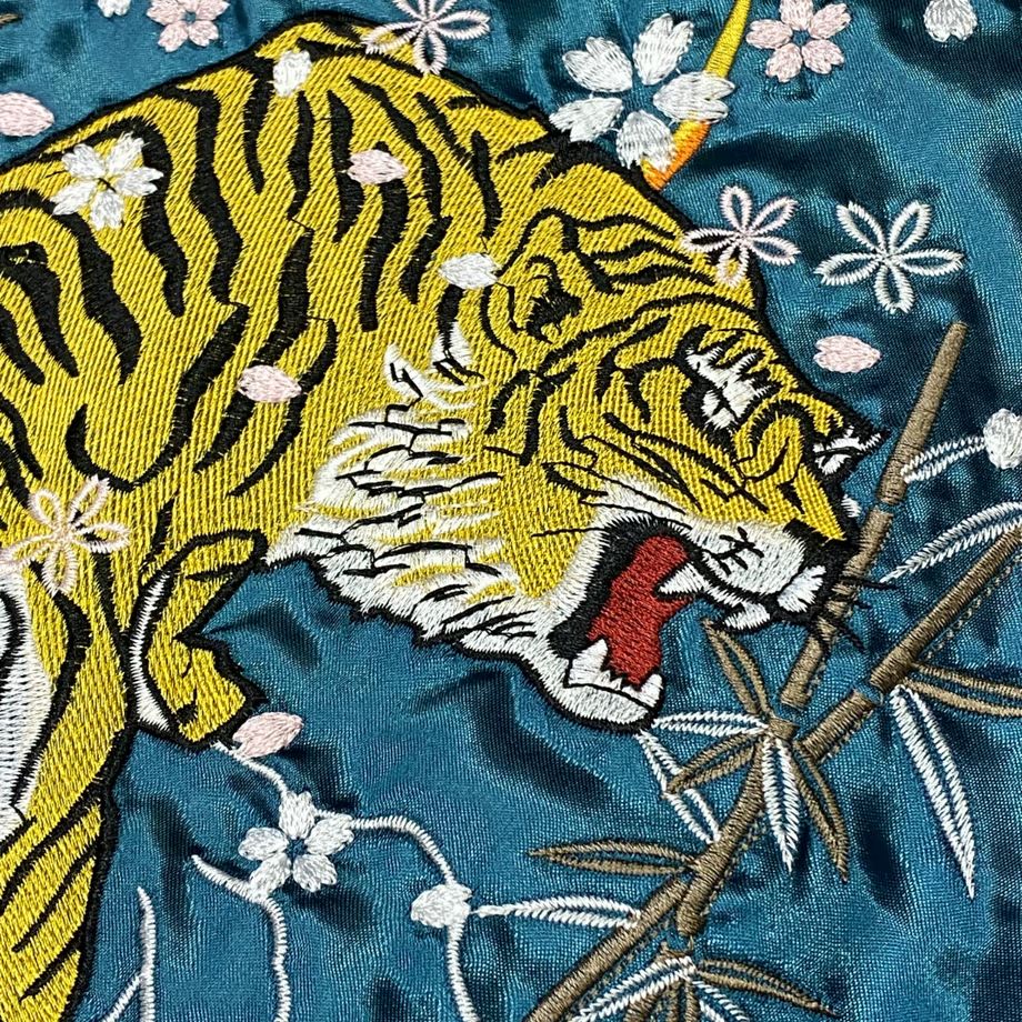 中綿入り Yokosuka刺繍入り スカジャン PUFF SUKAJAN 虎 タイガー 桜 tiger 総刺繍 水色 - メルカリ