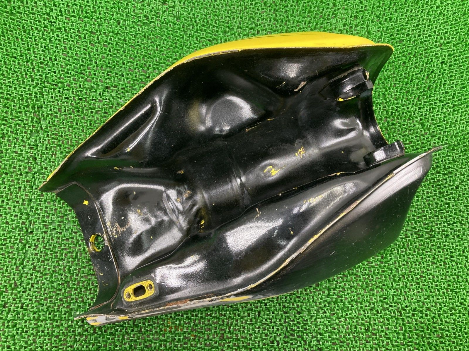 TW200 TW225 タンク ヤマハ 純正 バイク 部品 DG07J DG09J 修復素材やペイント素材に 凹み無し 品薄 希少品 車検 Genuine 【中古】 39 TW200 TW225 タンク ヤマハ 純正 中古 バイク 部品 DG07J DG09J 修復