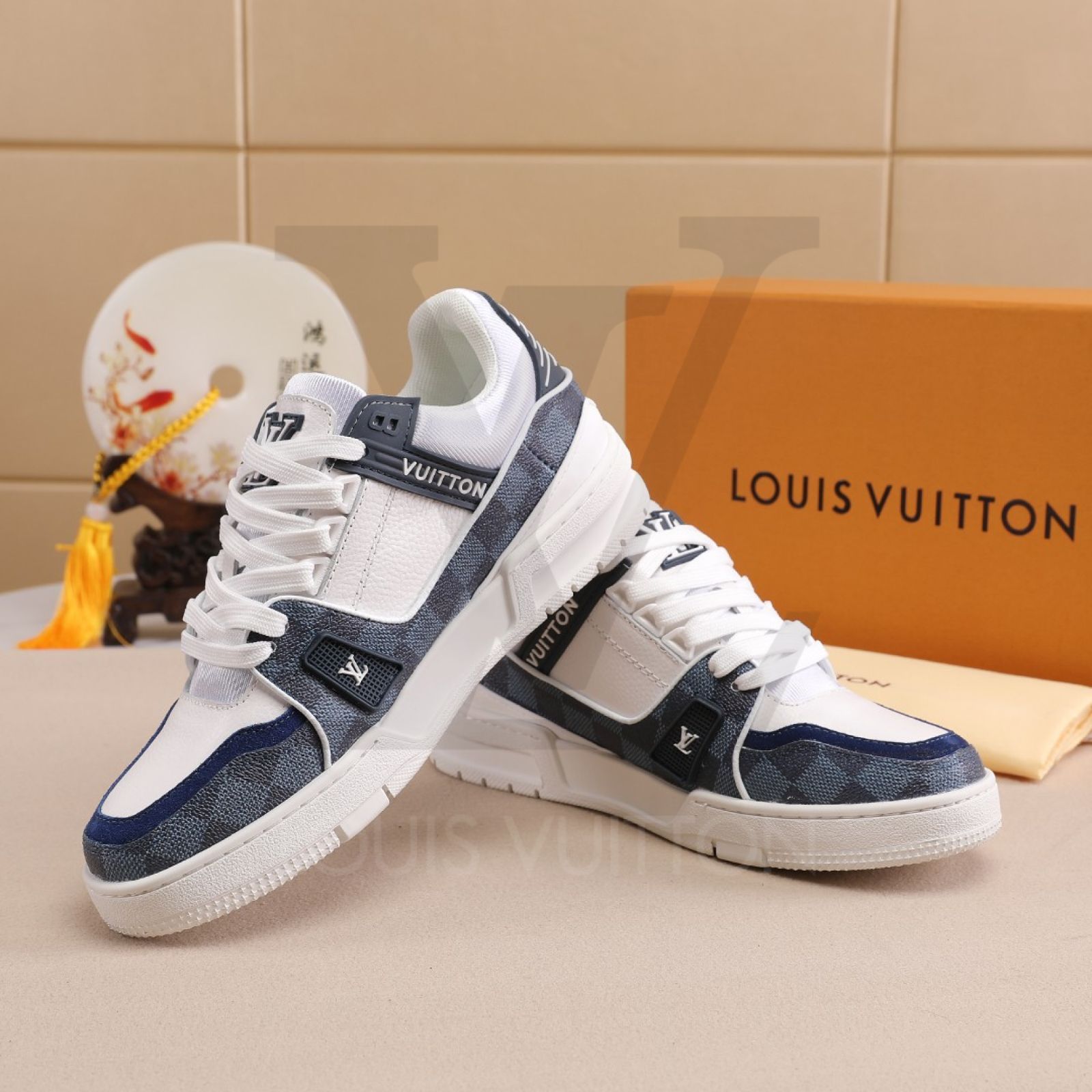 🍒新品未使用🆕 ルイヴィトンLOUIS VUITTON Trainer LV メンズカジュアルシューズ ホワイトブルー【並行輸入品】 - メルカリ