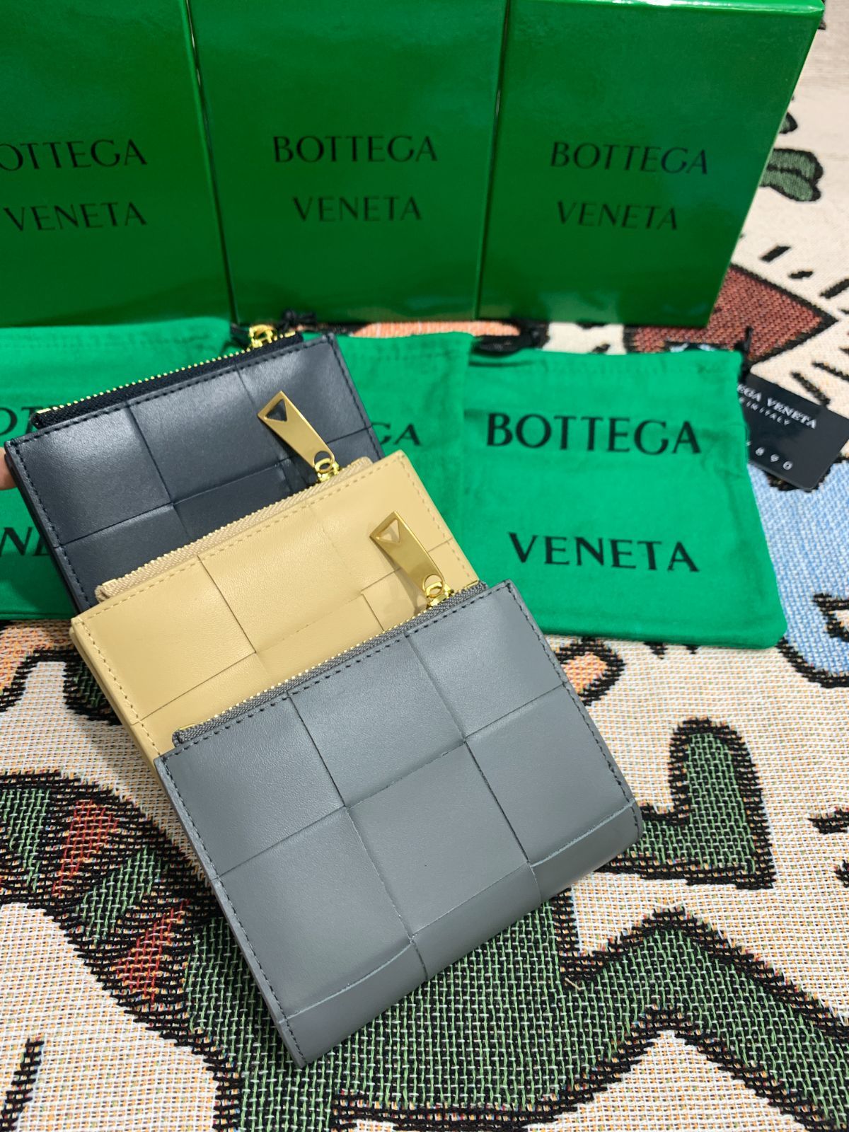 大人気!💕 実物【希少】BOTTEGA VENETA ボッテガヴェネタ　二つ折り財布 小銭入れ 早い者勝ち【箱付き】