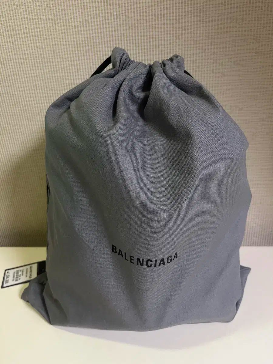 BALENCIAGA