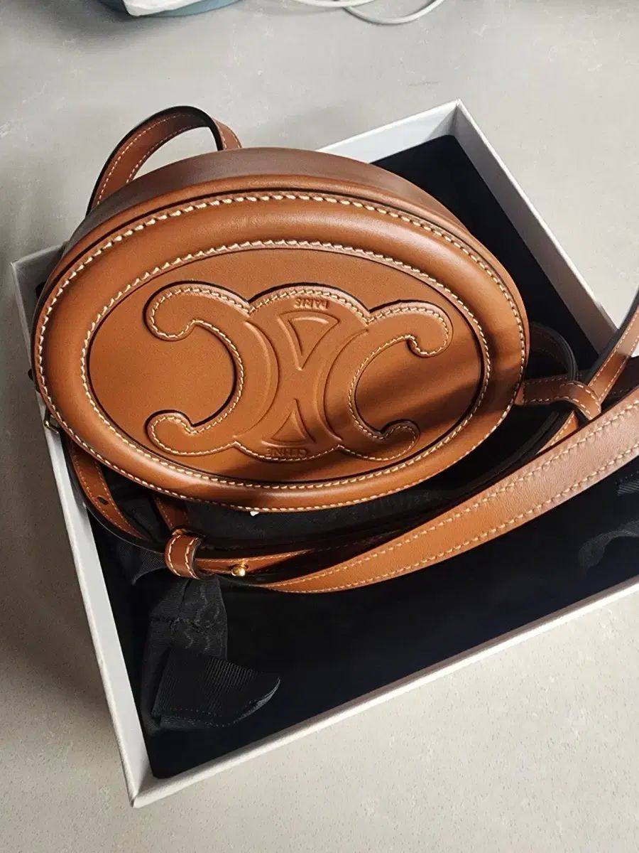 Celine セリーヌ オーバルパルス