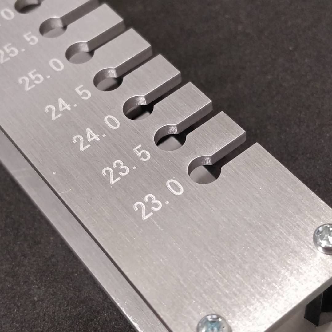 ミニ四駆 ペラタイヤ作成 タイヤ加工治具 10段 アルミ製 - メルカリ