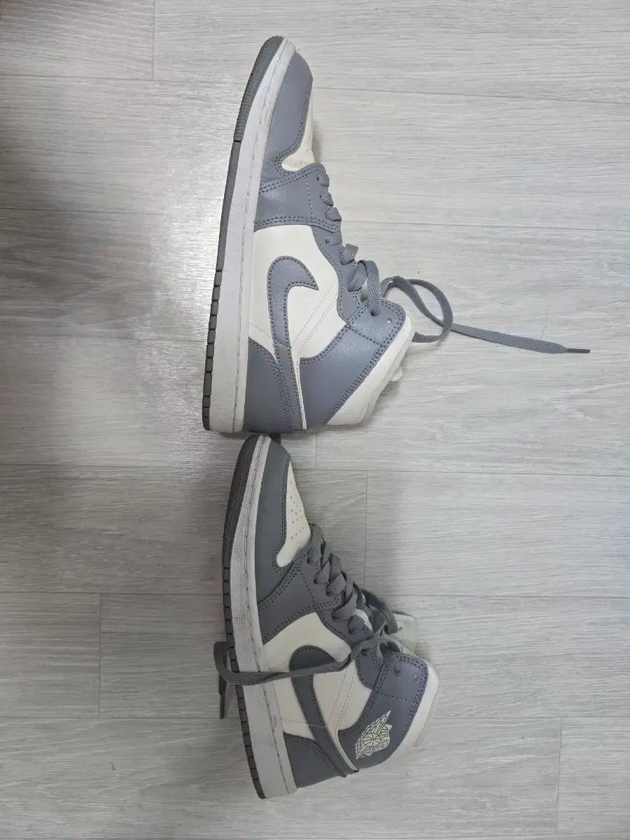 NIKE ナイキ エア ジョーダン 1 ミッド グレー|ホワイト WWW_MEBLE-SODAR_PL