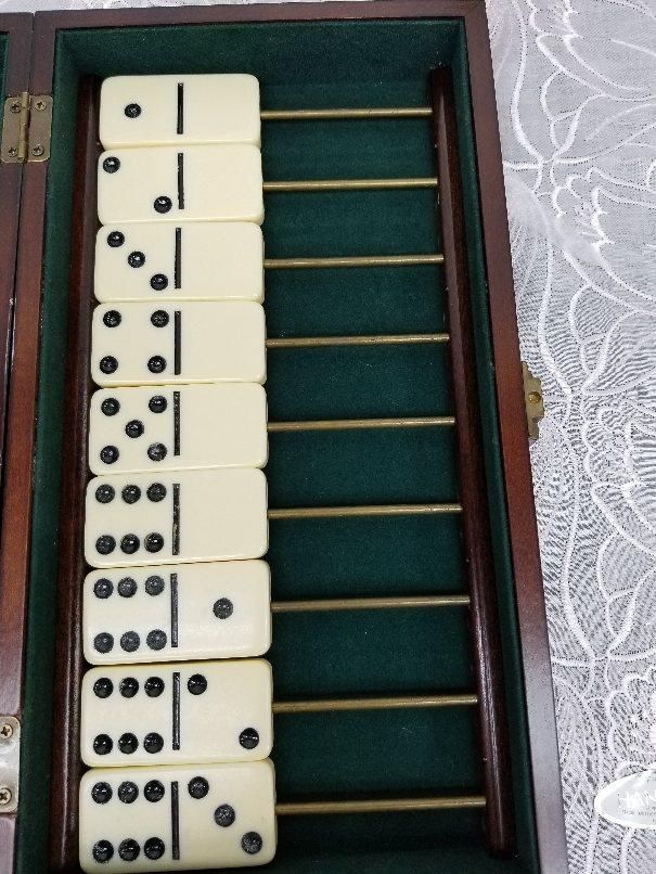 Dominosボードゲーム